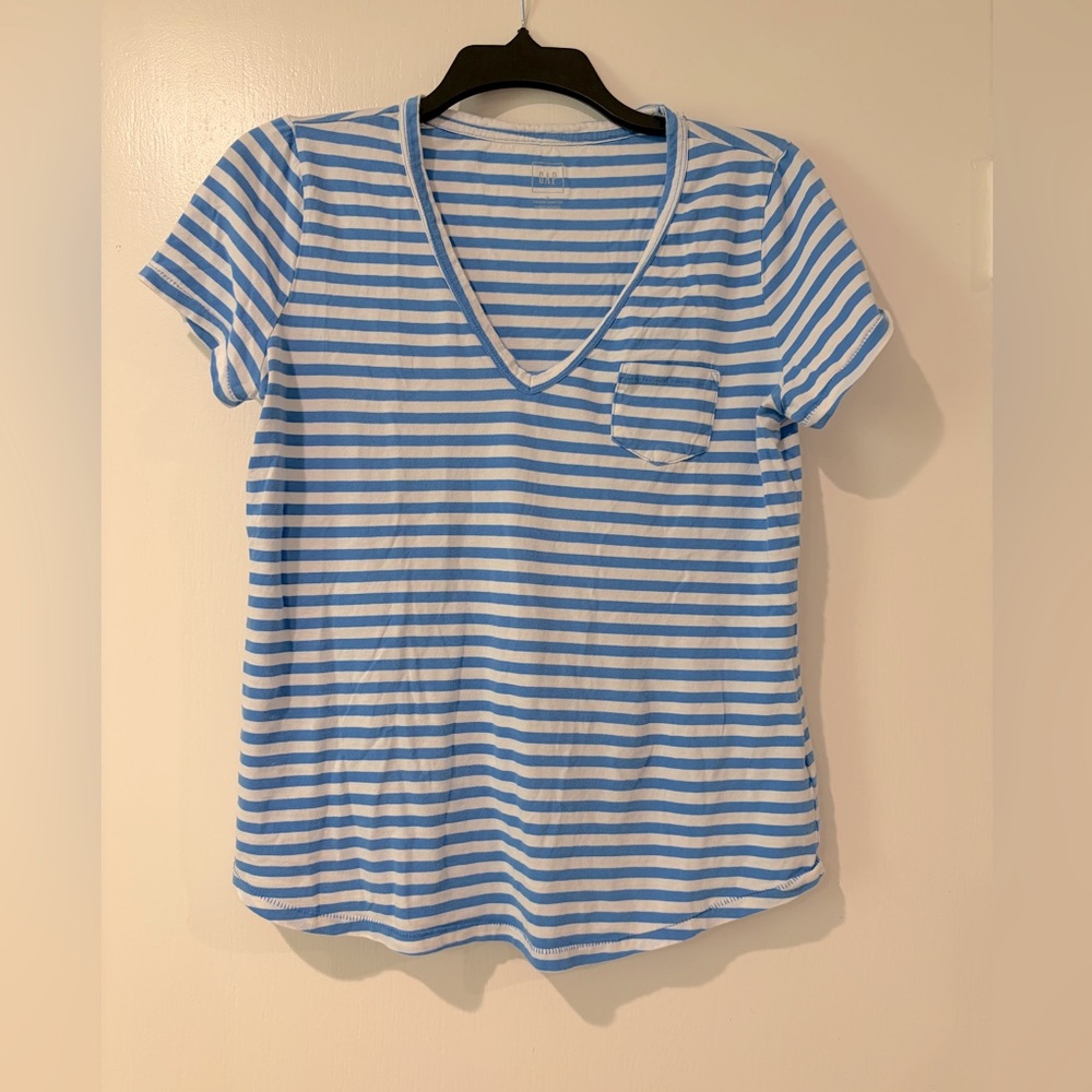Gap striped women’s small v neck tee with pocket